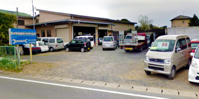 桜田オートサービスは水色の看板が目印